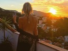 Julia Faria faz topless em terraço de hotel: 'Feche seus olhos. Apaixone-se'