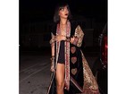 Rihanna usa saltões e exibe pernas em modelito ousado