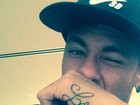 Neymar faz tatuagem escrito 'Love' na mão e posta frase enigmática