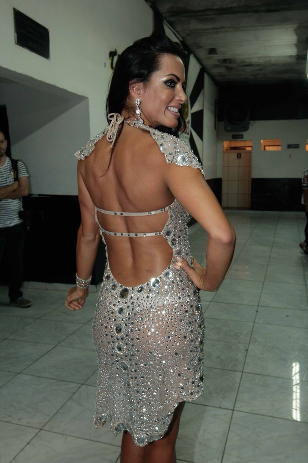 Carla Prata deixa bumbum à mostra com calcinha fio-dental e vestido transparente (Foto: Leo Franco/Ag News)