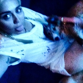 Miley Cyrus posa com cachorro (Foto: Instagram/ Reprodução)
