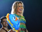 Claudia Leitte dança com Galinha Pintadinha em show
