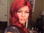 Novo visual? Fergie posta foto com cabelo vermelho