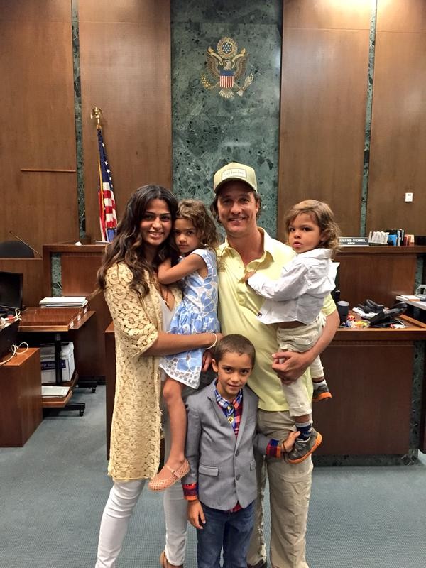 Camila Alves e Matthew McConaughey com os filhos (Foto: Reprodução/Twitter)