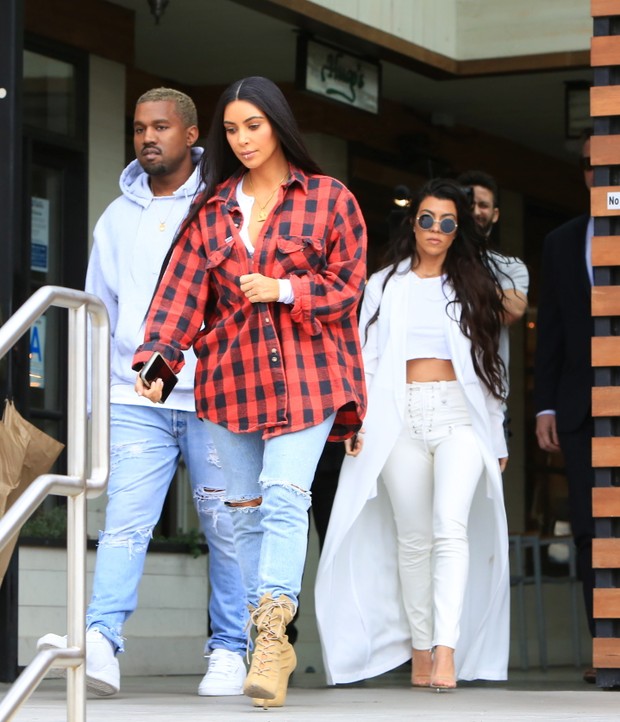 X17 - Kanye West, Kim Kardashian e Kourtney Kardashian em Los Angeles, nos Estados Unidos (Foto: X17online/ Agência)
