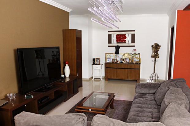 A sala de TV da casa de Angélica Ramos (Foto: Celso Tavares/EGO)