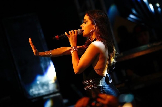 Anitta em show com cantores da MPB (Foto: Divulgação)