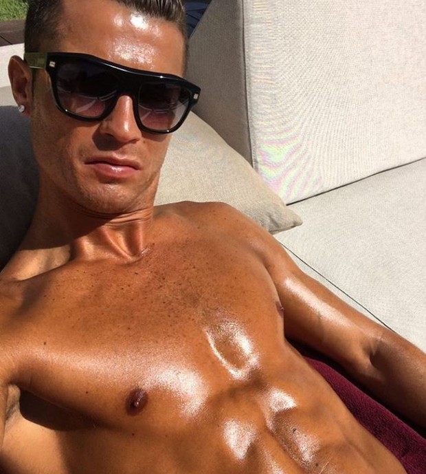Cristiano Ronaldo reforça o bronzeado durante o verão espanhol (Foto: Reprodução/Instagram)