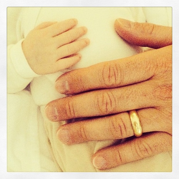 Ana Hickmann compara mãozinha do filho com a do marido (Foto: Instagram)