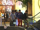 Enzo Celulari passeia com amigos em shopping