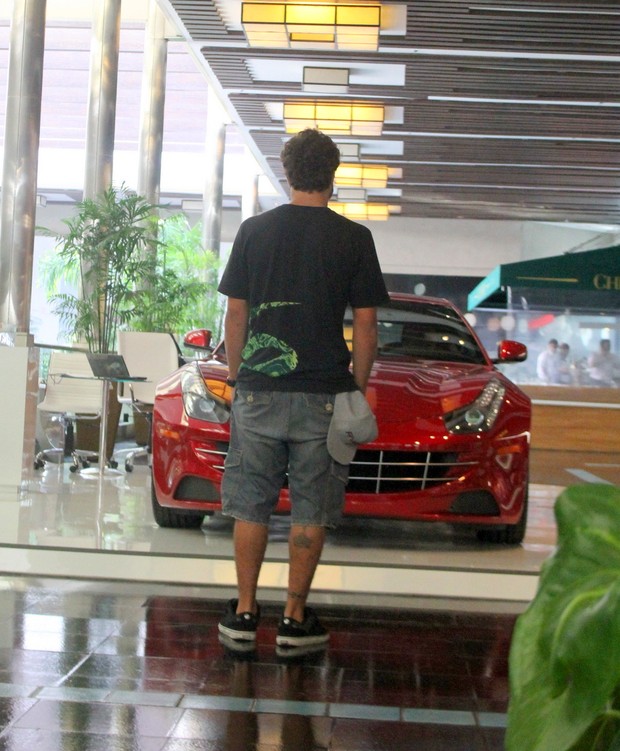 Caio Castro admira Ferrari em shopping do Rio de Janeiro (Foto: Daniel Delmiro / Agnews)
