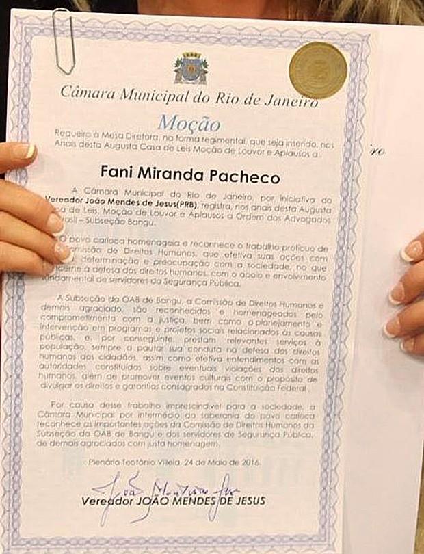 Documento de reconhecimento à Fani Pacheco (Foto: Anderson Borde / AgNews)