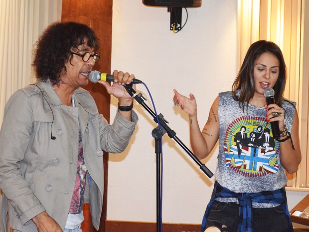 Alinne Rosa e Luiz Caldas ensaiam em estúdio em Salvador, na Bahia (Foto: Natally Andressa/ Divulgação)