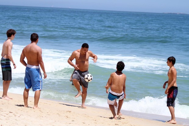 Ronaldo joga bola na praia (Foto: André Freitas / AgNews)
