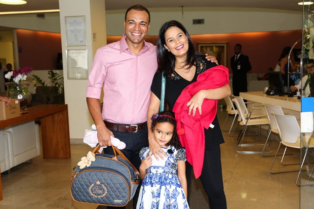 Denilson, Luciele di Camargo e os filhos (Foto: Manuela Scarpa / Foto Rio News)