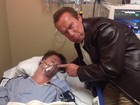 Arnold Schwarzenegger brinca em foto com filho hospitalizado