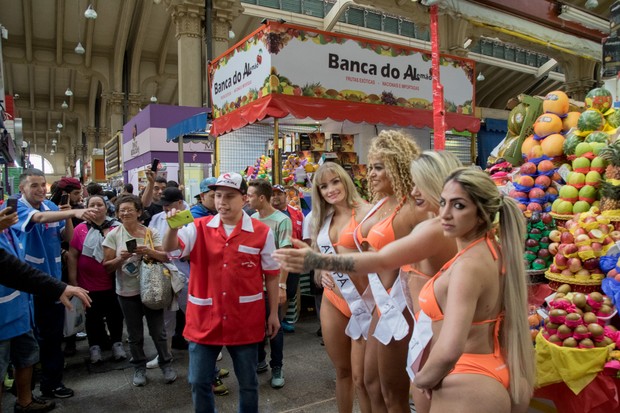 Candidatas a Miss Bumbum vão em busca de votos no Mercadão de São Paulo (Foto: Marcelo Brammer / MBB6)
