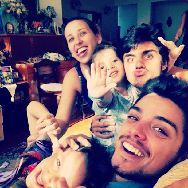 Rodrigo Simas posta foto com a família (Foto: Instagram / Reprodução)