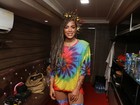 Anitta usa look colorido e tranças no camarim do seu trio em Salvador