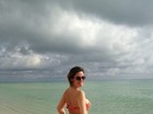 Ex-BBB Laisa desfila seu corpão em praia de Miami