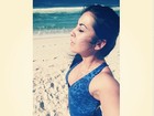 Priscila Pires acorda cedo para malhar e faz selfie na praia