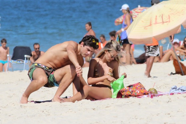 Yasmin Brunet e marido, Evandro Soldati na praia de Ipanema (Foto: Fábio Moreno / FotoRioNews)