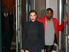 Kim Kardashian mostra pernas em noitada com o marido, Kanye West