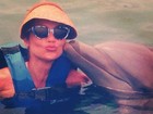 Flávia Alessandra ganha beijo de golfinho em viagem ao México
