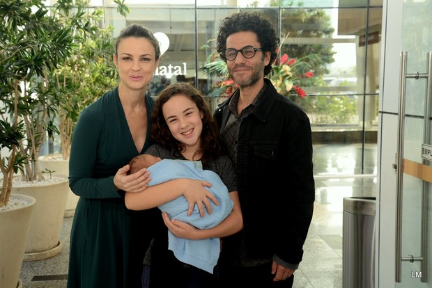 Carolina Kasting deixa a maternidade com a família (Foto: Vinicios Marinho / Brazil News)