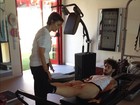 Alexandre Pato mostra coxões em aula de pilates