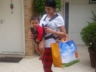 Jaque Khury passeia com o filho 'de canguru': 'Mãe não pode ficar doente'