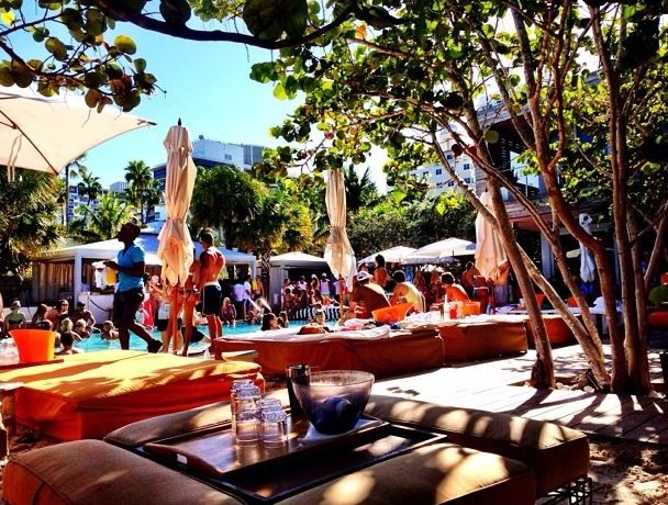 Enzo Celulari e Rafaella Rique numa pool party em Miami (Foto: Instagram/Reprodução)