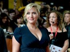 Kate Winslet exibe barriguinha de terceira gravidez em première
