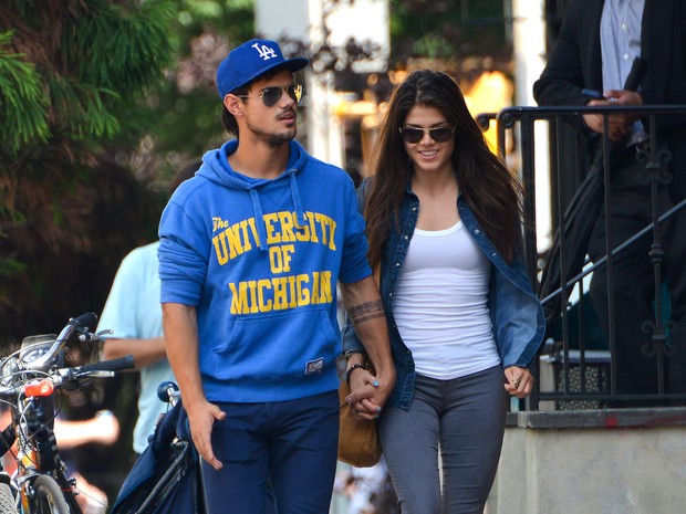  Taylor Lautner e a namorada, Marie Avgeropoulos, em Nova York, nos Estados Unidos (Foto: AKM-GSI Brasil/ Splash News)