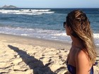 Deborah Secco exibe corpo sequinho em foto na praia