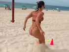 Laura Keller exibe bumbum durinho em aula de funcional na praia