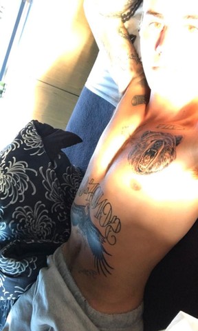Justin Bieber posa sem camisa e exibe novas tatuagens (Foto: Instagram/ Reprodução)
