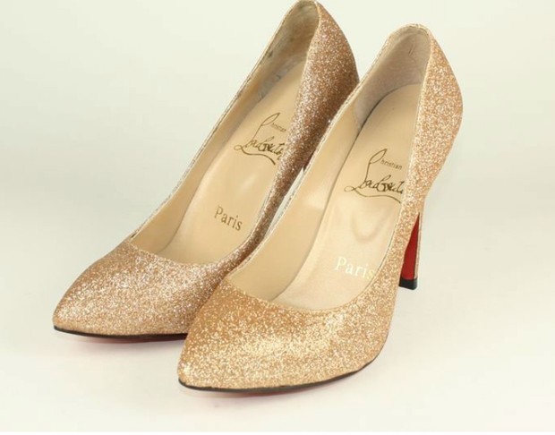 Sapato Louboutin com gliter dourado (Foto: Reprodção/Internet)