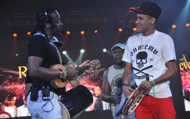 Neymar sobe no palco e toca pandeiro com Revelação (Foto: Bruno Henrique/Barra Music/Divulgação)