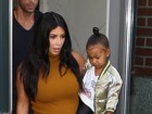 Kim Kardashian exibe curvas e é cercada por paparazzi com a filha