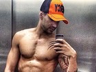 Gusttavo Lima faz 'selfie' exibindo abdomên sarado e recebe elogios
