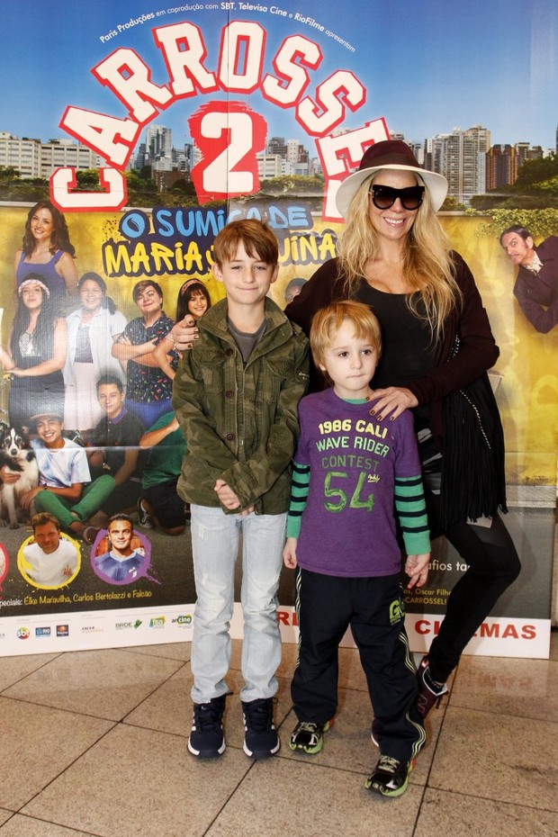 Danielle Winits e filhos em estreia do filme Carrosel (Foto: Marcos Ferreira /Brazil News)