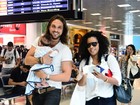 Igor Rickli e Aline Wirley embarcam com o filho em aeroporto no Rio 