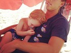 Dani Winits posta foto do namorado e do filho caçula dormindo na praia