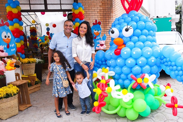 Luciele Camargo com o marido Denilson e os filhos Davi e Maria Eduarda (Foto: Manuela Scarpa/Photo Rio News)