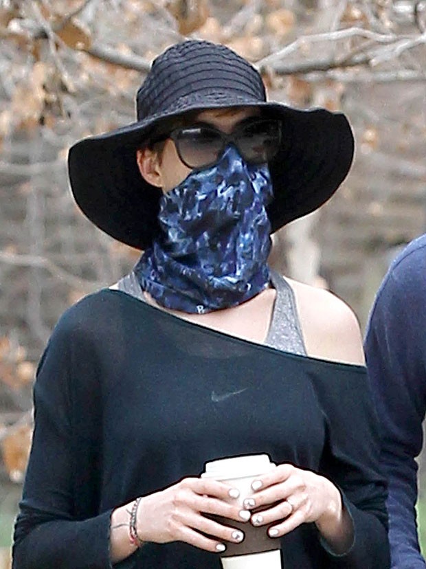 Anne Hathaway usa lenço para esconder o rosto dos paparazzi (Foto: Grosby Group)
