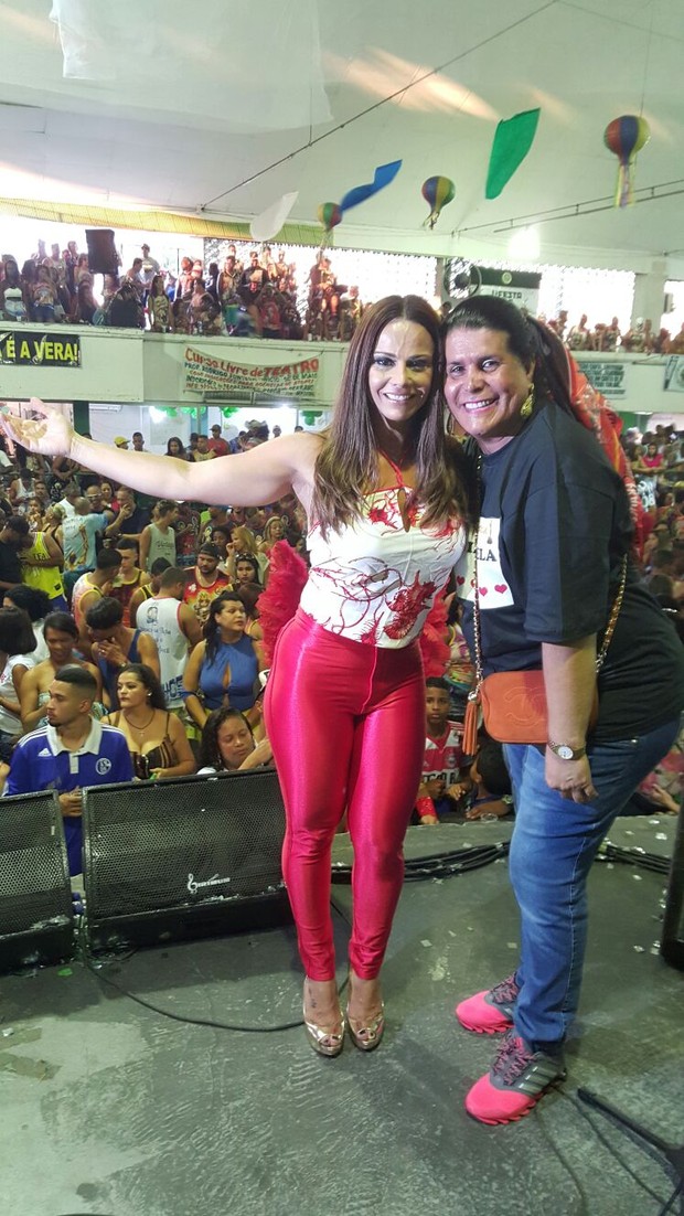 Viviane Araújo rouba a cena em evento de samba (Foto: Anderson Borde/AgNews)
