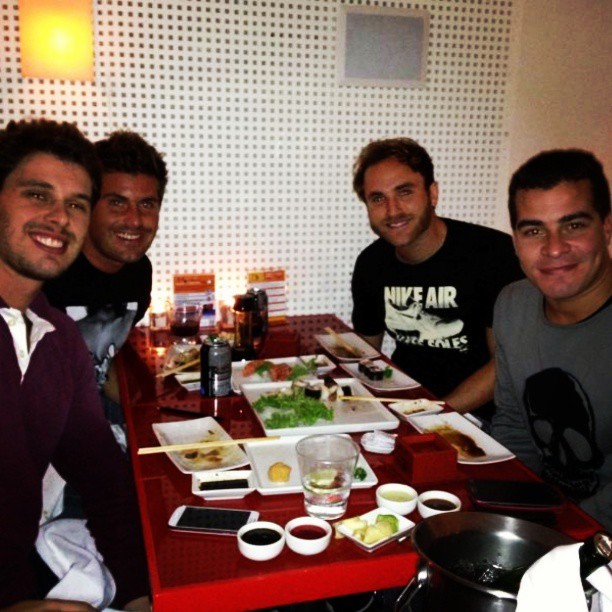 Bruno Resende, Thiago Gagliasso e Thiago Martins com um amigos em restaurante no Rio (Foto: Instagram/ Reprodução)