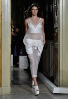 Kendall Jenner exibe barriga chapada na Semana de moda de Milão