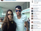 Neymar faz foto com fã e internautas 'encontram' Marquezine ao fundo